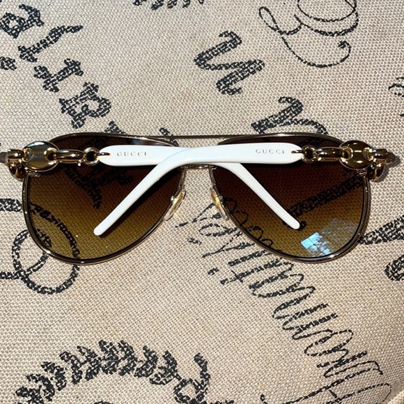 GUCCI GG 4225/S Gold and White Aviator Frame
Sunglasses and case - Picture 6 of 11